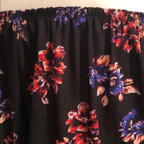 Floral Off the shoulder Romper - Picture 5 of 7